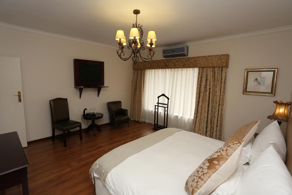 Villa Moringa Guesthouse Windhoek Exterior photo